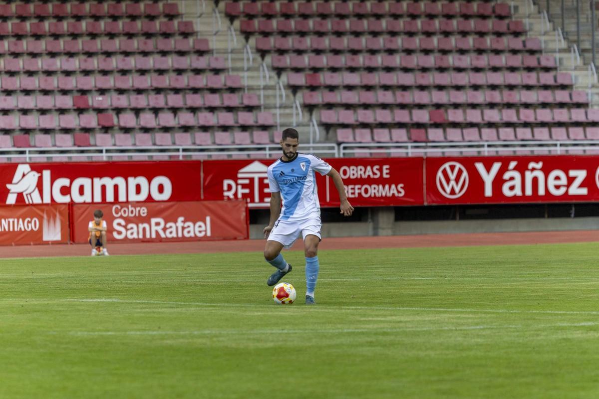 Mateo Arellano procede a realizar un pase en San Lázaro con la camiseta del Compostela.