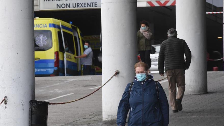 Gente con mascarilla en el entorno del servicio de Urgencias del Hospital de A Coruña.