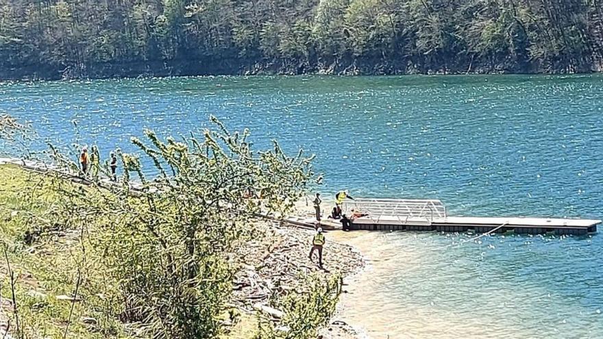 Grúas y una lancha para instalar el pantalán turístico en el embalse de Tanes