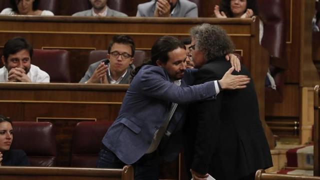 Pablo Iglesias felicita a Joan Tardà tras su intervención en el pleno de la moción de censura contra el presidente del Gobierno, Mariano Rajoy, el pasado 13 de junio.