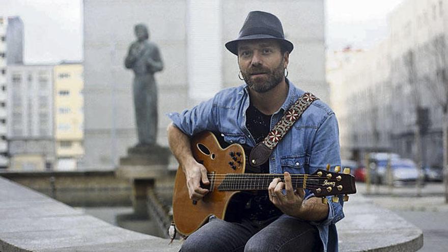 Diego Piñeiro posa con su guitarra.