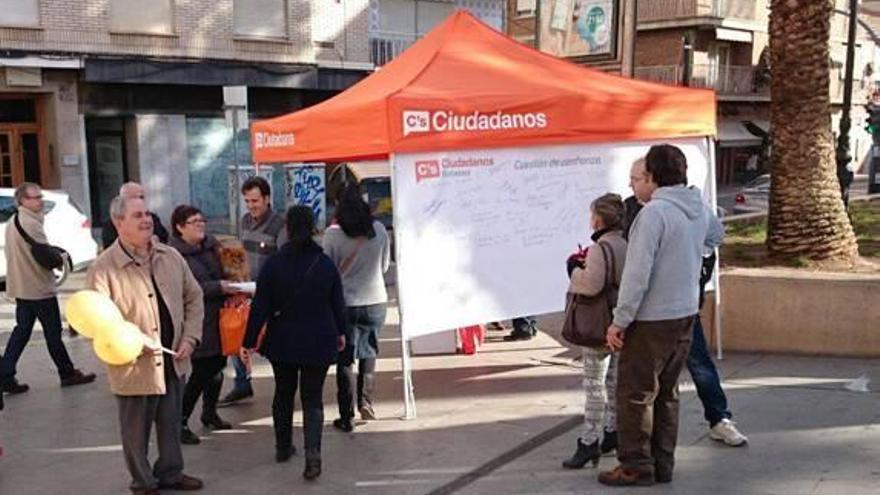 Ciudadanos Burjassot recoge los deseos y las frases de los vecinos en un Mural