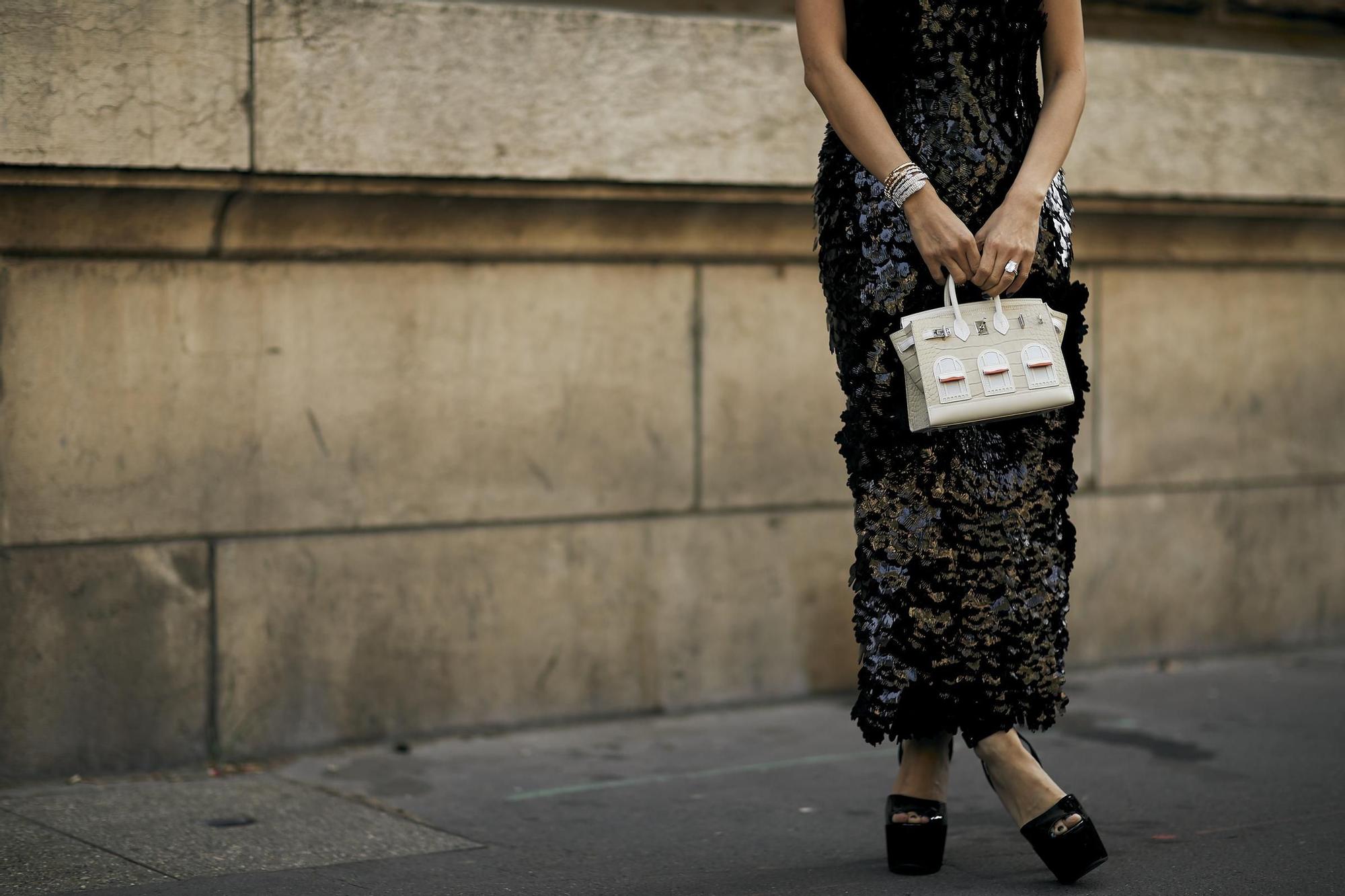 Los vestidos para brillar en una boda de noche en invierno