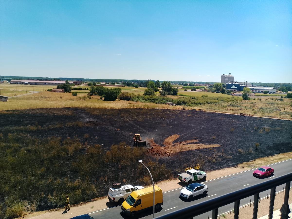 Labores de extinción del fuego en un solar de la Vía del Canal.