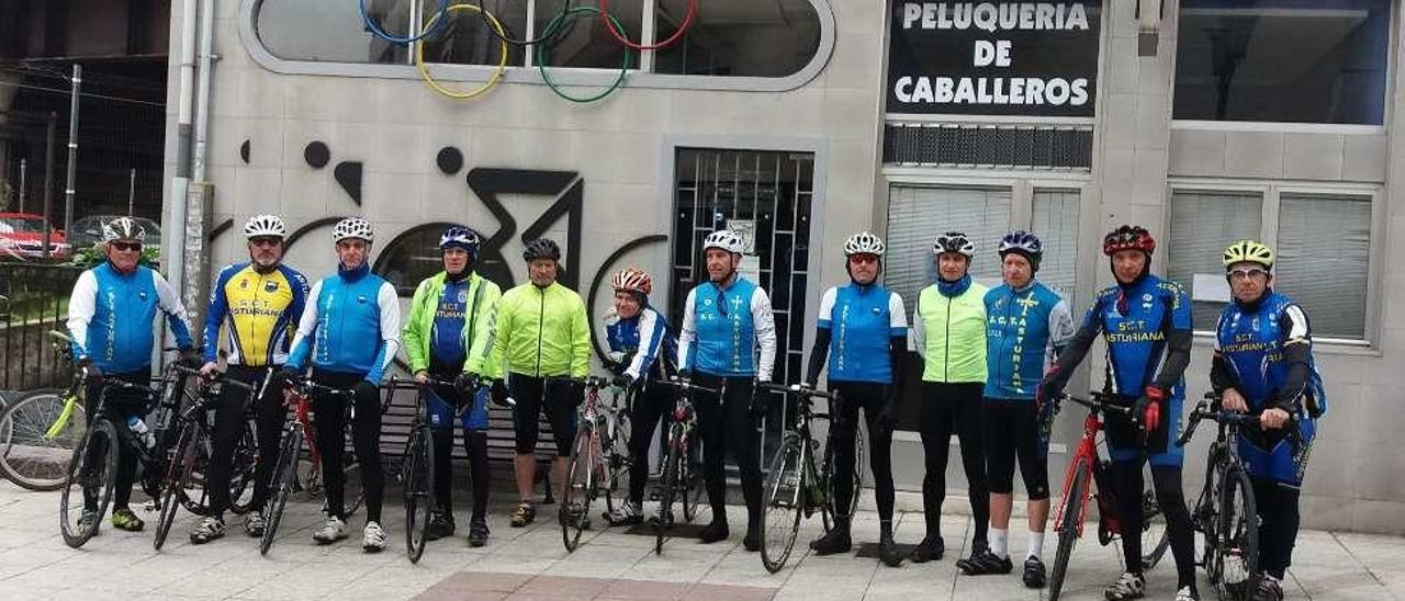 Un grupo de los participantes en la primera marcha de la Sociedad Cicloturista Asturiana.