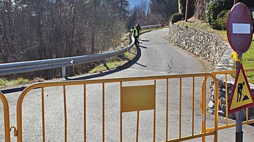 El vial tallat en l&#039;inici de les obres amb els operaris traient la tanca