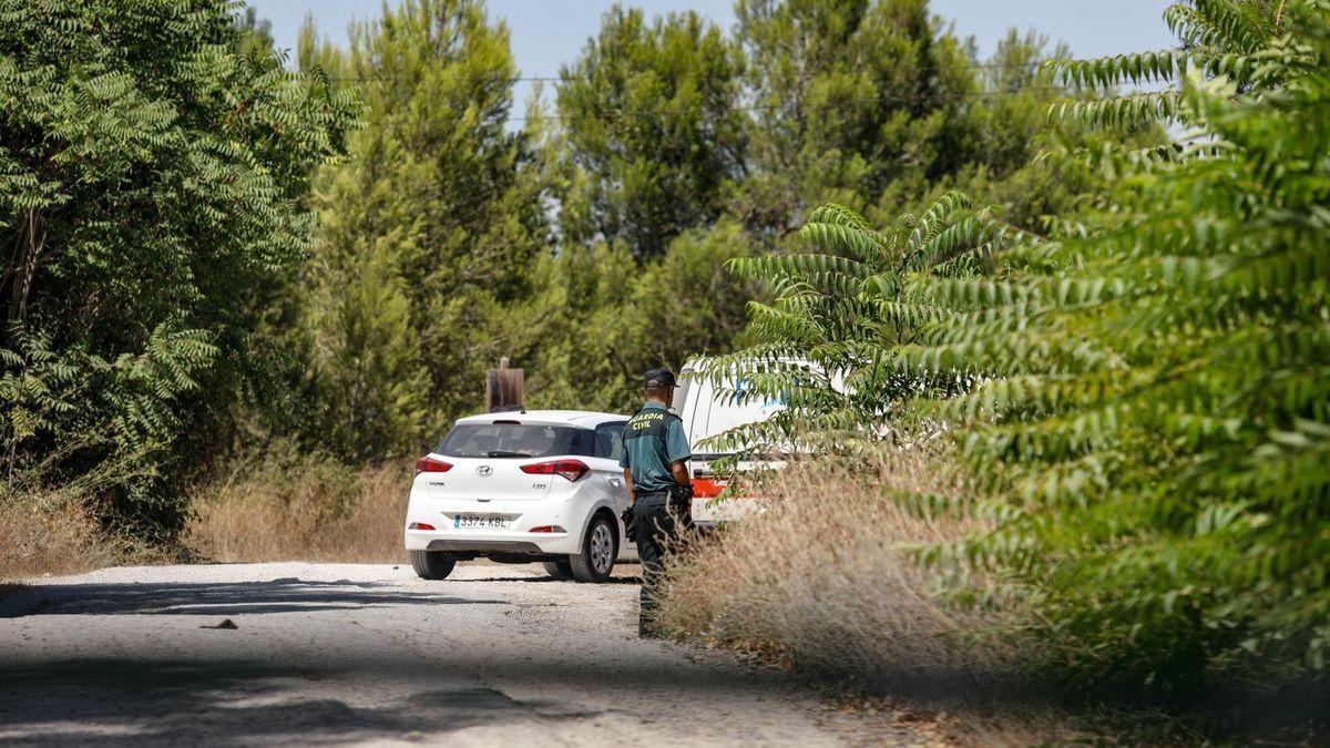 Un efectivo de la Guardia Civil, trabajando en el lugar de los hechos.