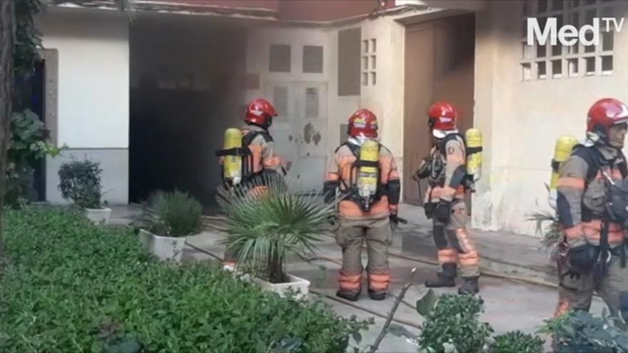 Un aparatoso incendio en un párking de Castelló calcina dos vehículos