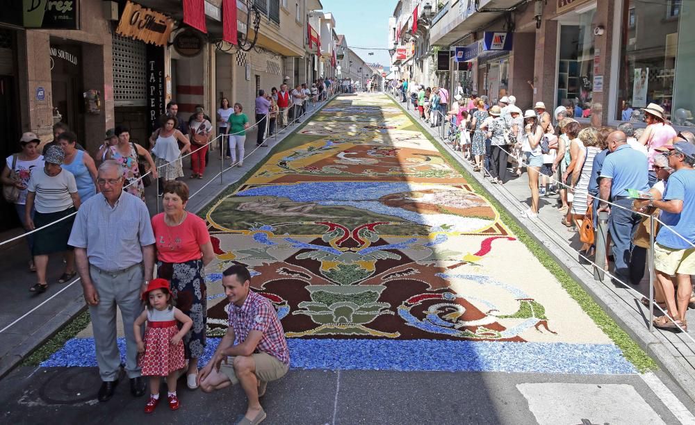 Miles de personas abarrotan las calles de la villa del Tea para disfrutar del Corpus y de las alfombras florales.