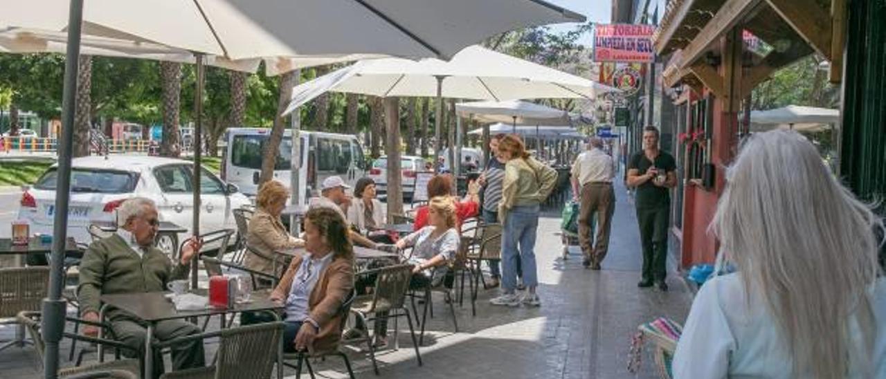 Una de las terrazas de hostelería y una frutería en Pintor Xavier Soler.