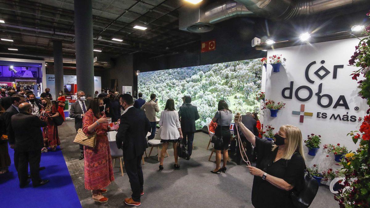 Una mujer se fotografía en el estand de Córdoba dedicado a los patios.