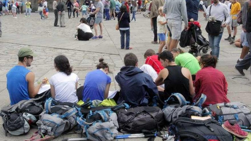 Peregrinos y turistas en la Praza do Obradoiro.