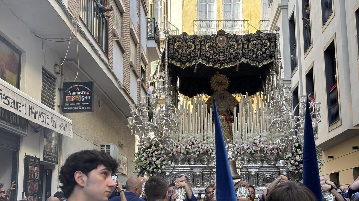 La Virgen de la Paz (hermandad de la Cena) entrando en la calle Fajardo