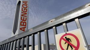 Advertencia de ’no pasar’ en un edificio de Abengoa. 