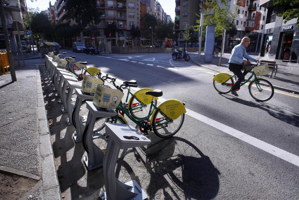 Una parada de Girocleta i un usuari, en una imatge d'arxiu.