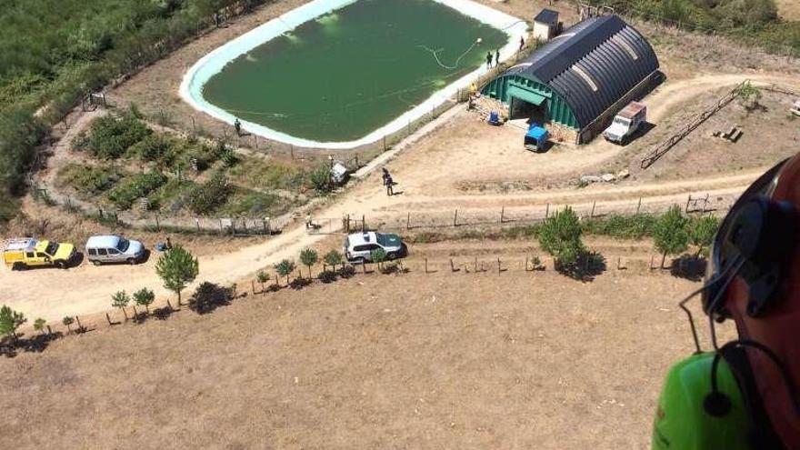 Muere un temporero senegalés al caer a una balsa de una plantación en Grandas