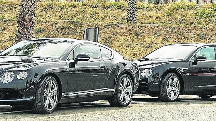 Los imponentes Flying Spur y Continental GT posan antes de nuestro paseo; sumando ambos hay más de 1.000 caballos de potencia rodeados de un lujo exquisito