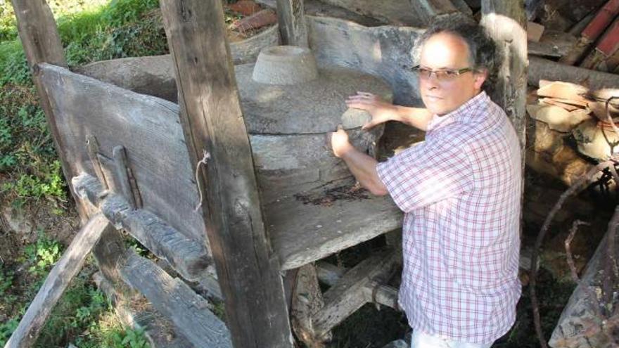 Pedro Suárez comprueba el estado del molino, ayer, en Robléu de Anayo.