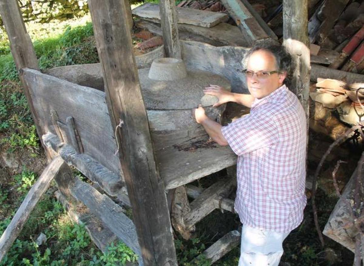 Pedro Suárez comprueba el estado del molino, ayer, en Robléu de Anayo.