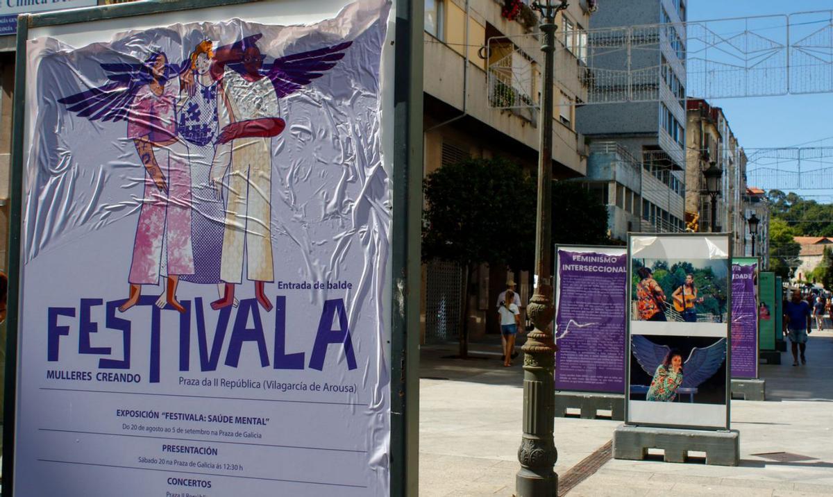 Carteles saboteados durante la pasada madrugada. |   // IÑAKI ABELLA
