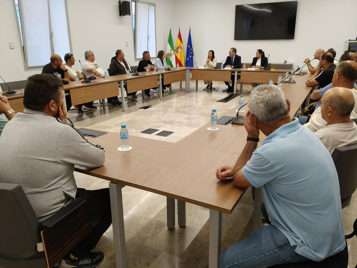 Reunión de los operadores de grúas con representantes de la Junta de Andalucía.