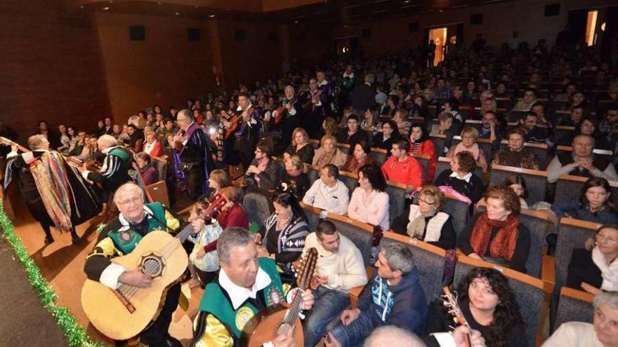 Miembros de los antiguos tunos de la Universidad entre el público de la gala.