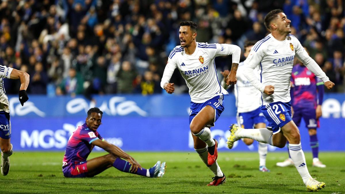 Maikel Mesa y Toni Moya celebran el tanto del canario que dio la victoria al Zaragoza el sábado ante el Leganés.