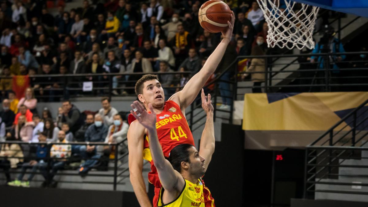 España, sin problemas para conseguir el primer triunfo
