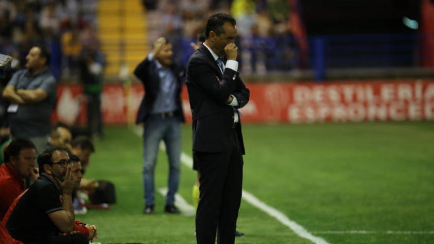 José Luis Oltra, atento al juego en el partido ante el Extremadura.