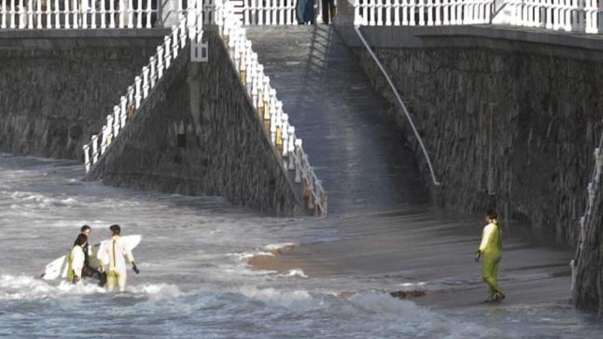 Los Bomberos rescatan a varios surfistas en Gijón