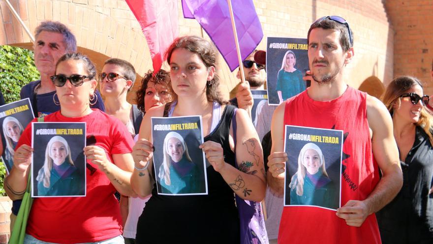 Cartells denunciant la infiltració d'una agent de la Policia Nacional en moviments independentistes  gironins.