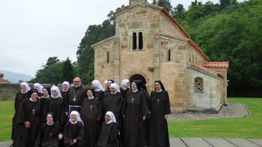 Las religiosas y el Arzobispo, Jesús Sanz Montes, en julio de 2016, a la llegada de las Carmelitas Samaritanas