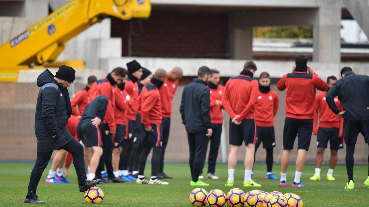 Jorge Sampaoli, pensativo, controla un balón durante un entrenamiento. / Jesús Barrera