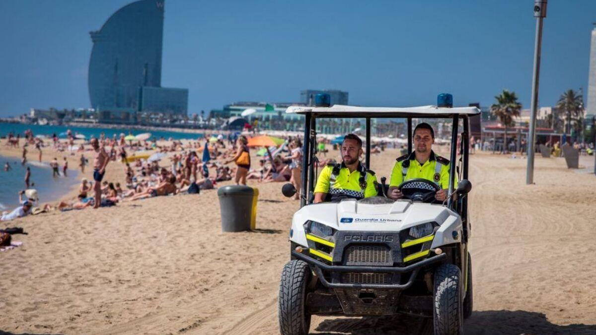 El 'kit' que reparte la Guardia Urbana en Barcelona a las víctimas de robo en las playas