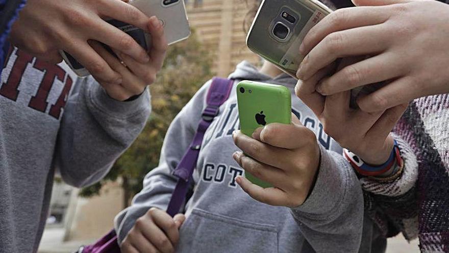 Cae el acoso en el aula, crece en las redes