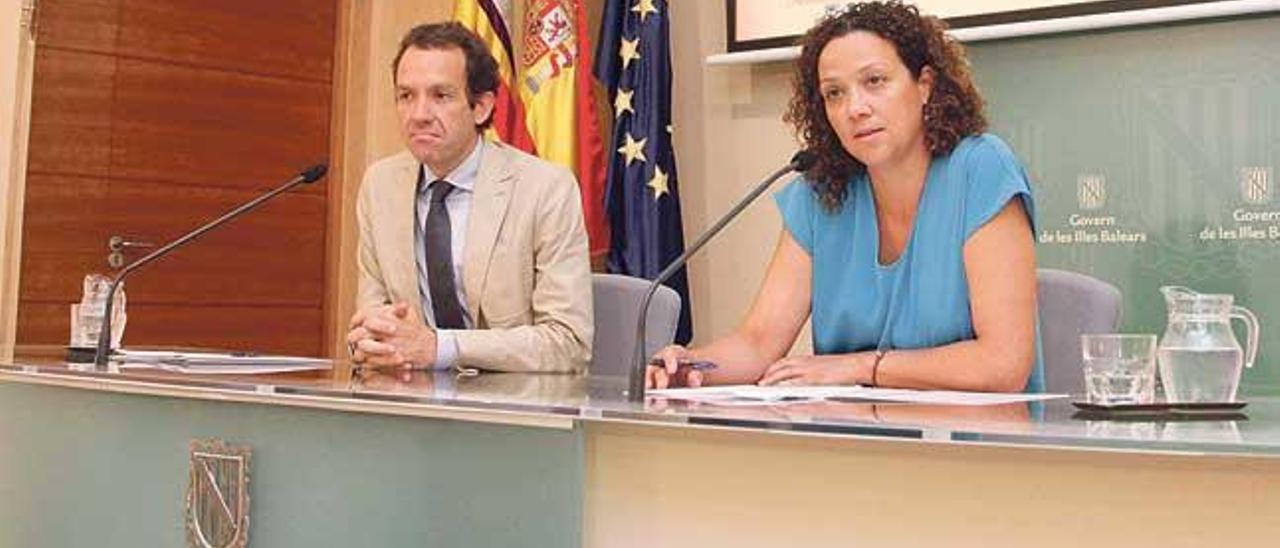 Los consellers Marc Pons y Cati Cladera anunciaron hace meses los cambios legales que no llegan.