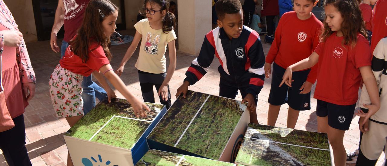 Alumnado realizando un puzzle en l&#039;Alqueria del Pi.