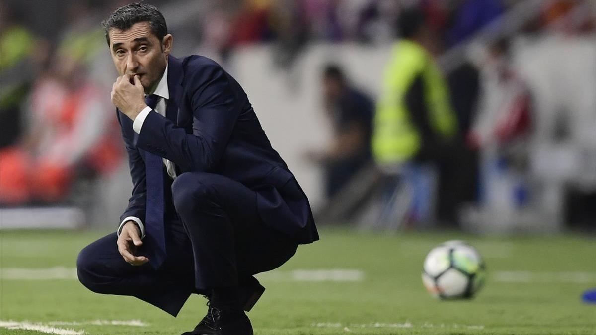 Ernesto Valverde medita durante el Atlético-Barça jugado en el Metropolitano.