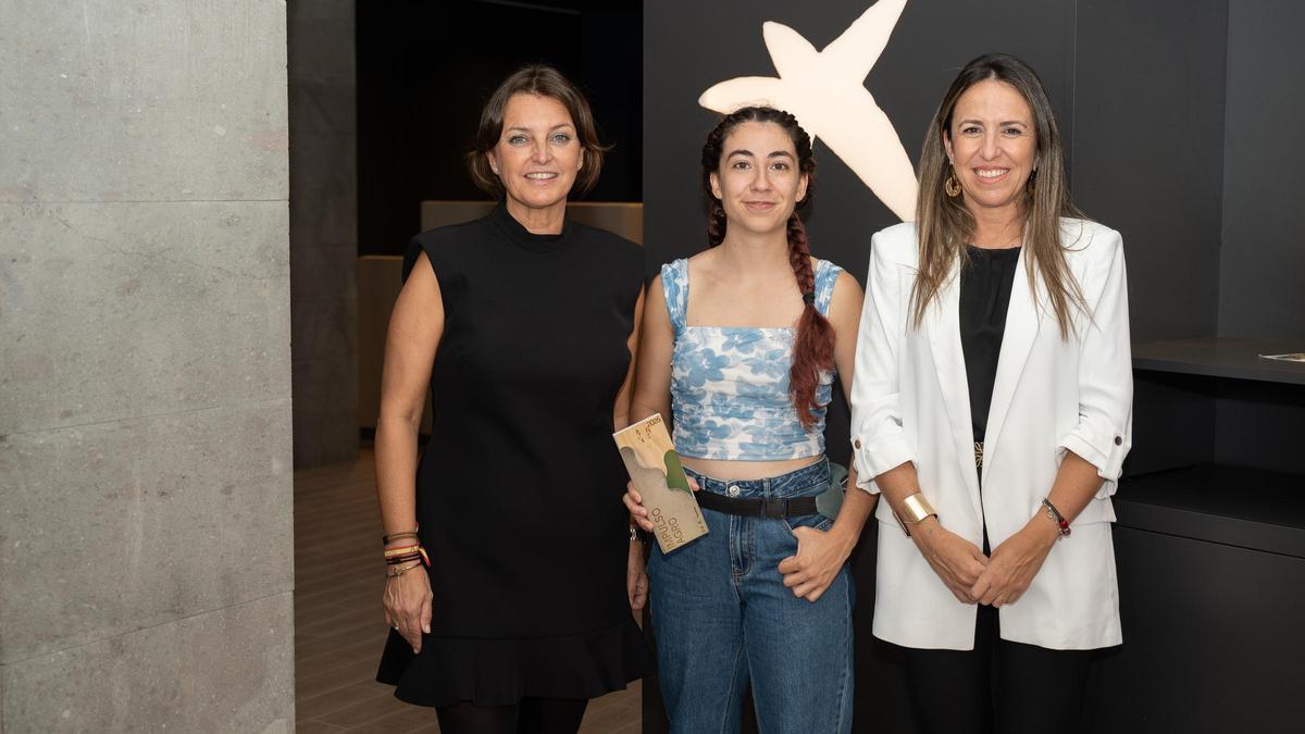 Paula Pérez recibe la distinción de Impulso Agro de manos de directivas de CaixaBank en Canarias