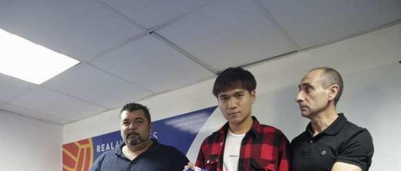 Florentino Alonso, Wenjun Ge y José Álvarez, ayer, durante la presentación del jugador en el Suárez Puerta.