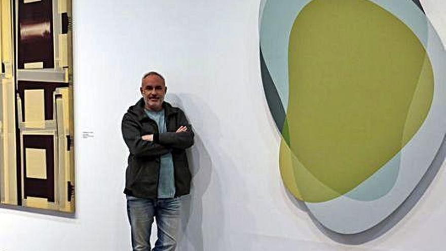 Toño Barreiro con la obra que expone estos días en Alcoy.