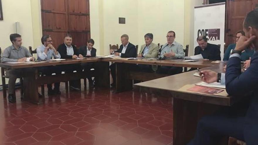 Imagen de la reunión de Coeval en l&#039;Olleria, a la que acudió el alcalde, Julià Engo.