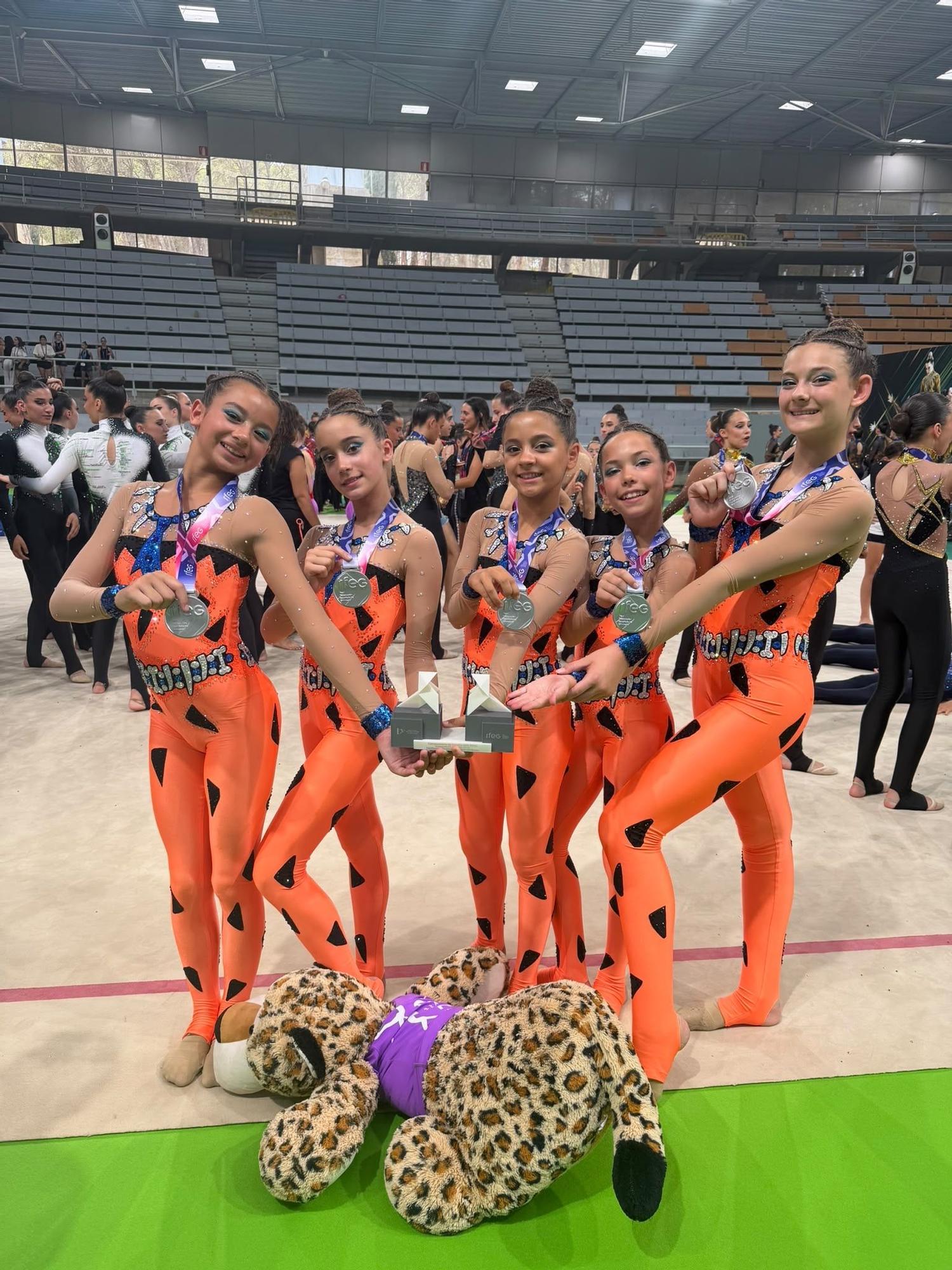 Imagen del equipo del O Beach Ibiza Gimnástica Club tras ganar la medalla de plata en Huesca.