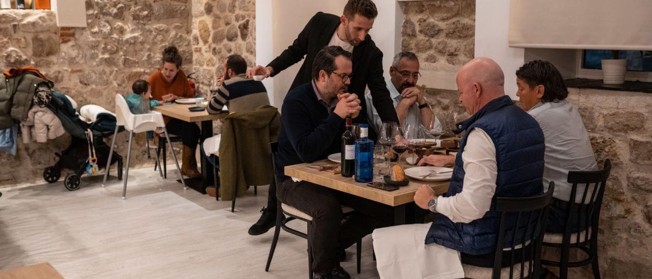 El responsable del Restaurante Cuzeo, durante un servicio. |