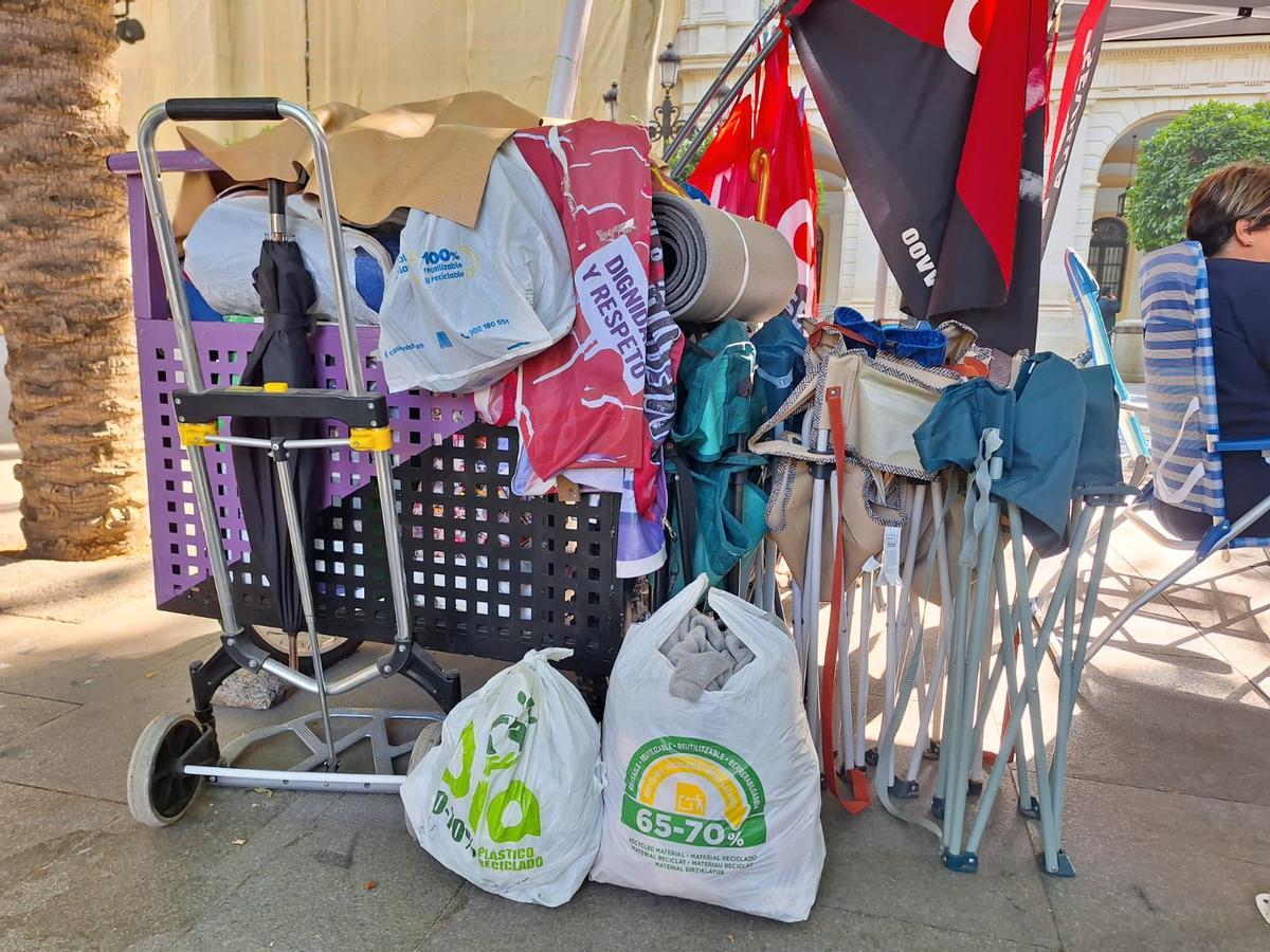 Material de la acampada de las trabajadoras del SAD frente al Ayuntamiento de Sevilla