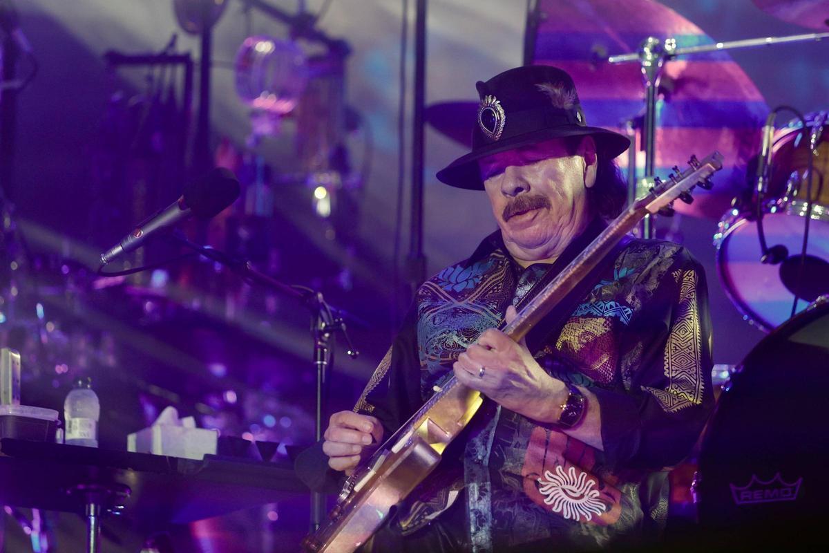 El regreso del legendario guitarrista Carlos Santana a València, en imágenes