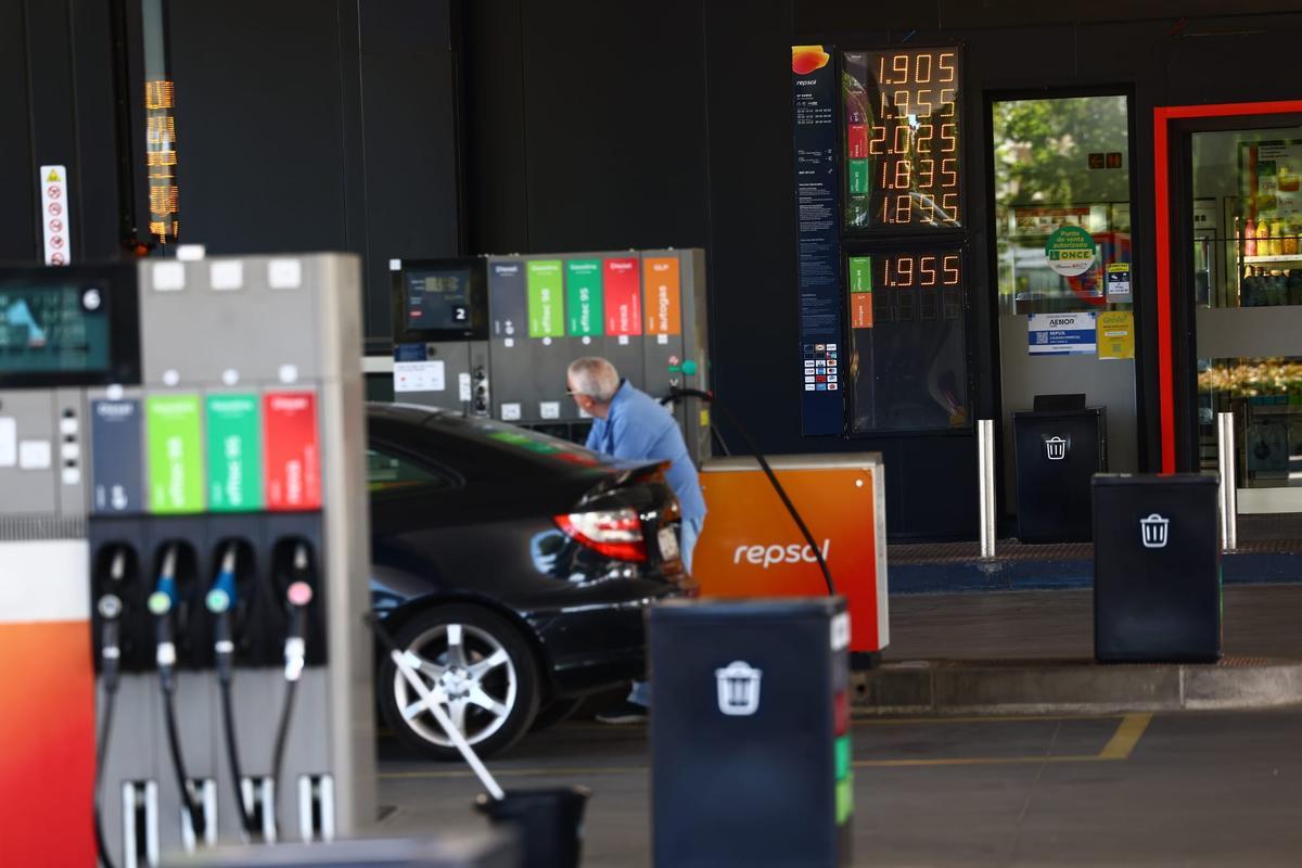 Un conductor echa gasolina en una estación de servicio de Zaragoza, este viernes.