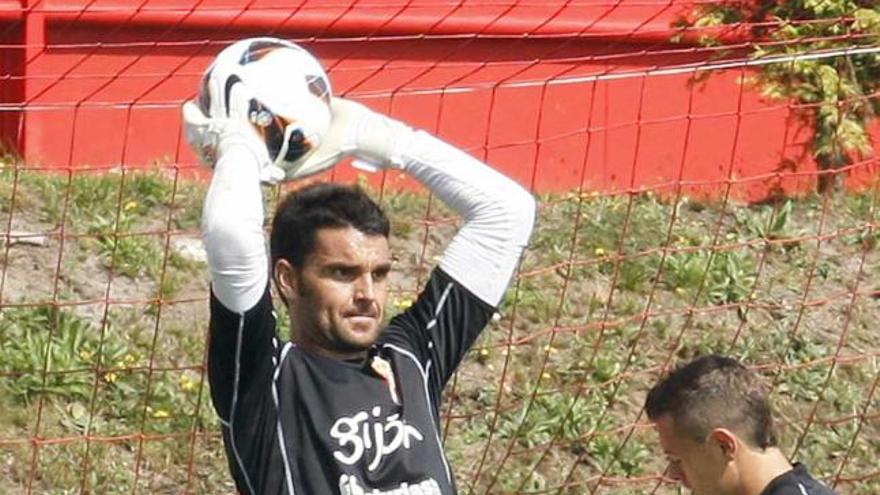 Juan Pablo atrapa un balón en un entrenamiento.