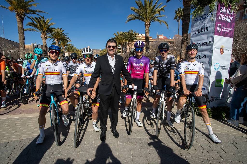 Vuelta Ciclista a Murcia: imágenes de la salida en Jumilla