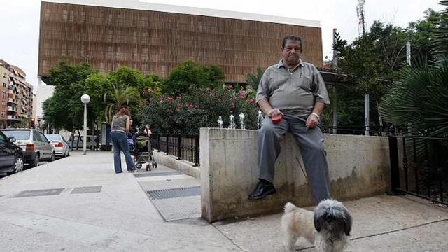 Imagen de ayer de la Plaza de América con el edificio municipal de viviendas intergeneracionales y otros recursos sociales y comunitarios al fondo